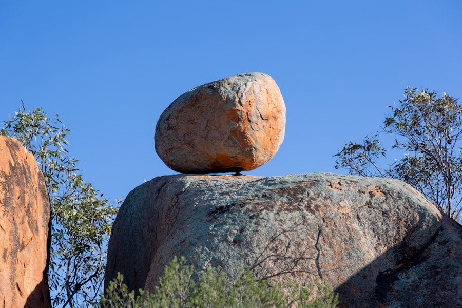 قصة الرجل والصخرة
Keyword: قصة الرجل والصخرة