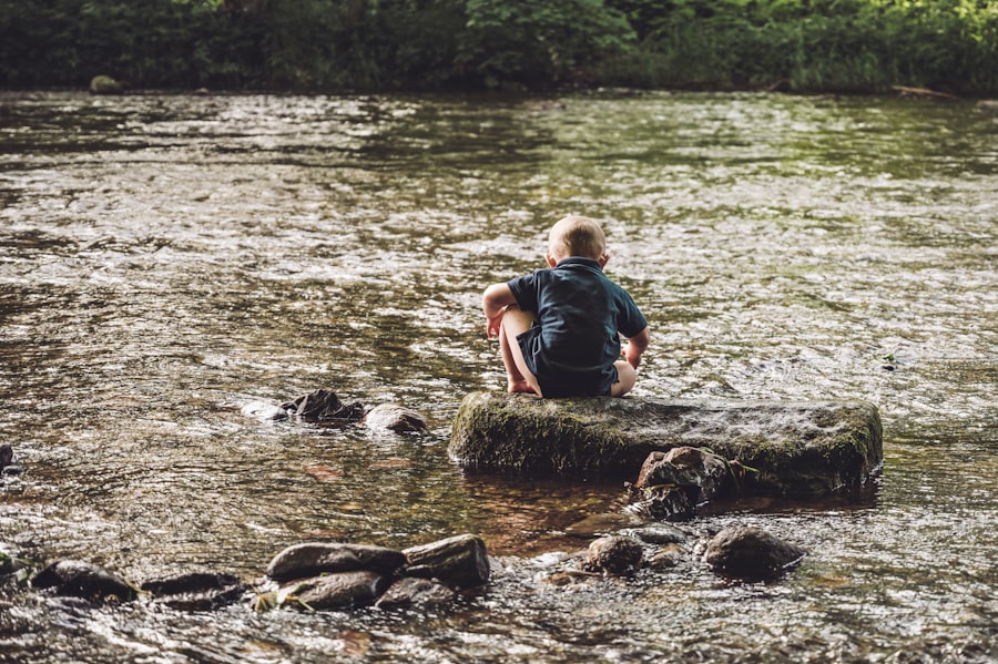 Photo child and river