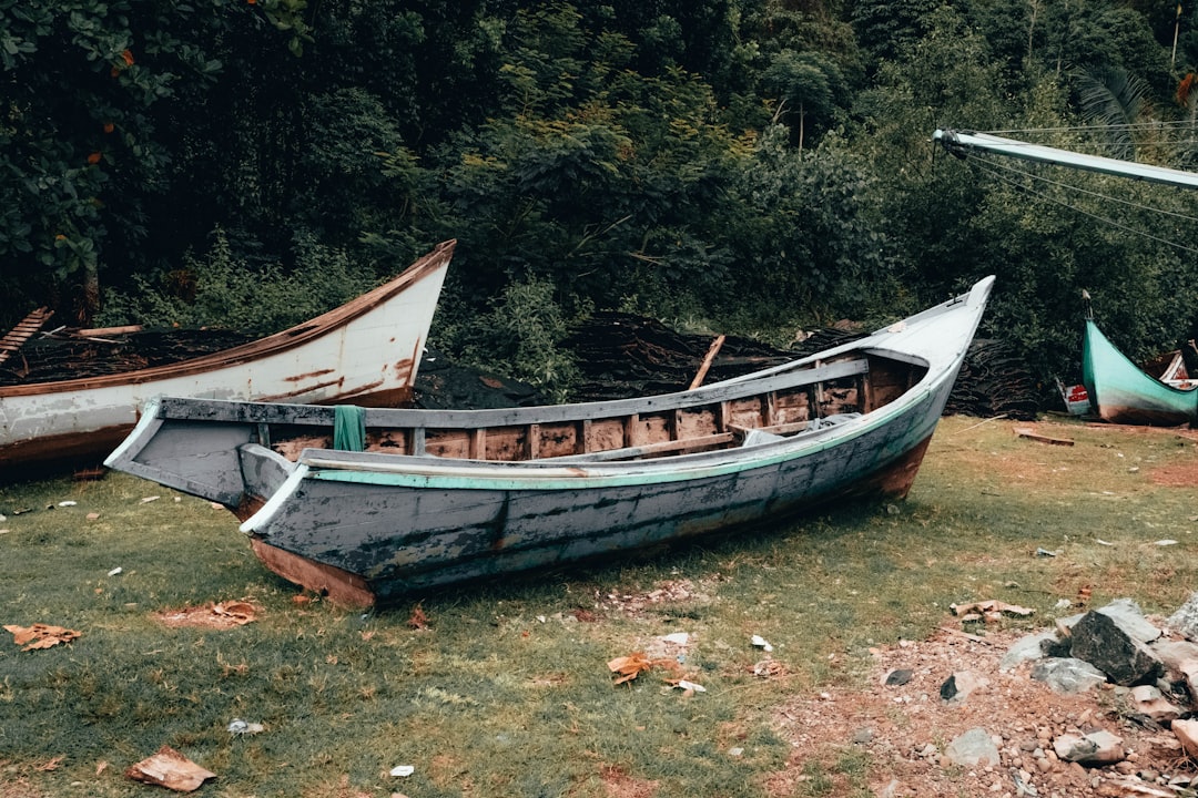 Photo قصة القارب المكسور والنجاة: قصة القارب المكسور