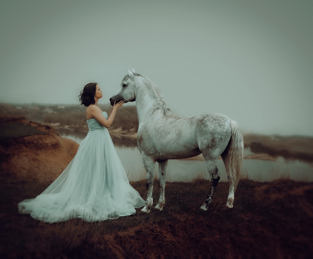 Photo woman and wild horse