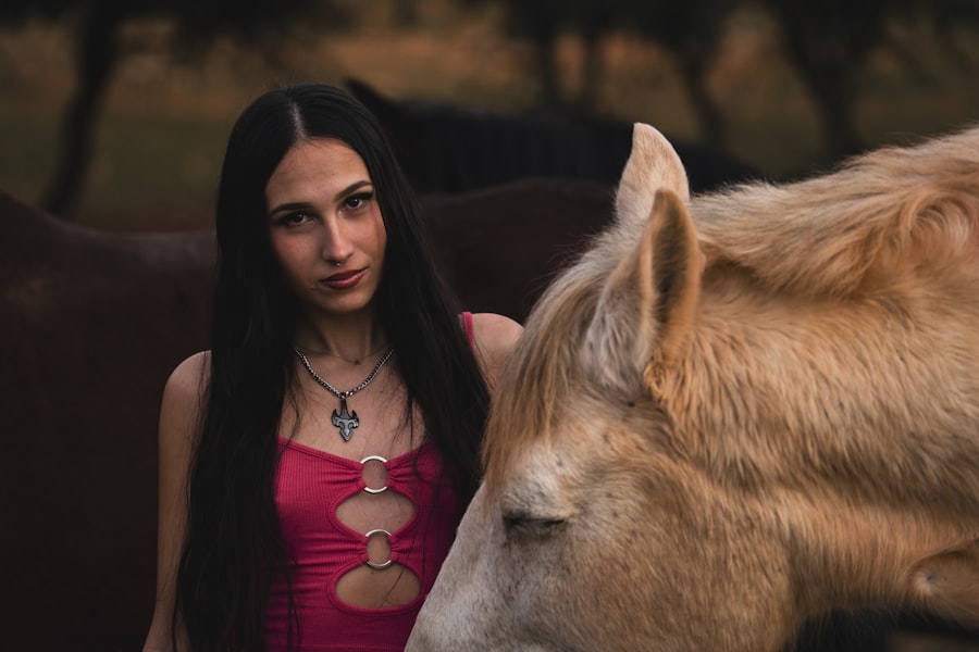 Photo woman and wild horse
