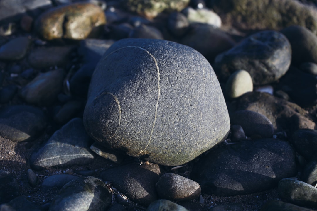 Photo قصة الرجل والصخرة Keyword: قصة الرجل والصخرة